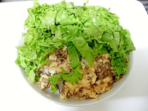 しゃっきりレタスがのったひき肉たまご丼